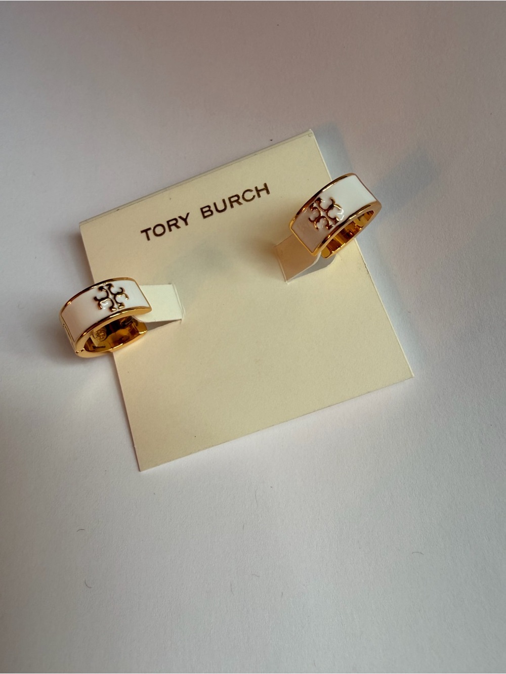 NIP Tory Burch Icon Huggie Earrings - Picture 8 of 10